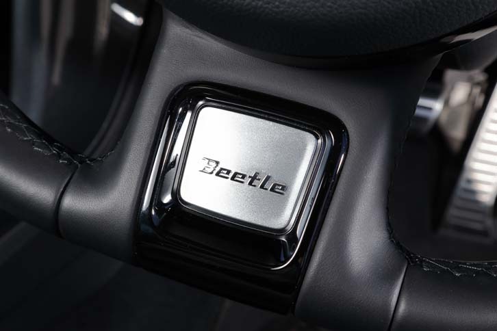 ステアリングホイールの下端には、ロゴ入りのパネルが添えられる。