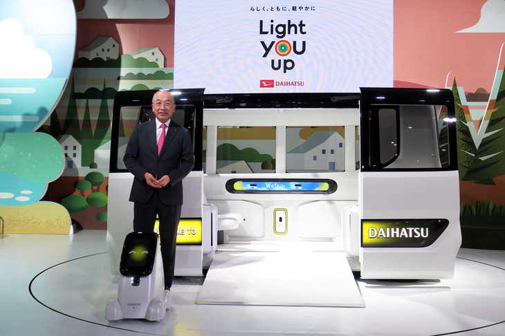 「ダイハツIcoIco」と奥平総一郎社長。
