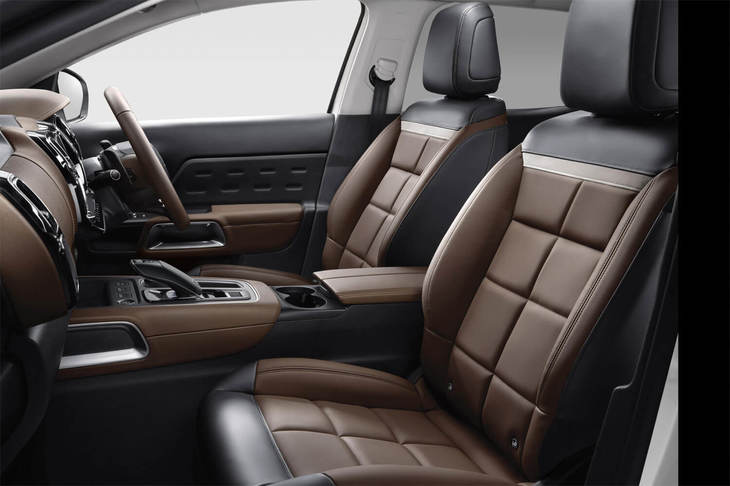 「C5エアクロスSUV」のフロントシート。