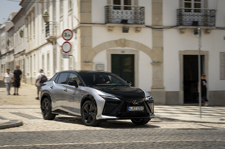 ステアバイワイヤ搭載の「RZ550e“Fスポーツ”」で市街地へ。操舵角が当初の左右150度から200度へと見直されており、ごく自然にドライブができた。