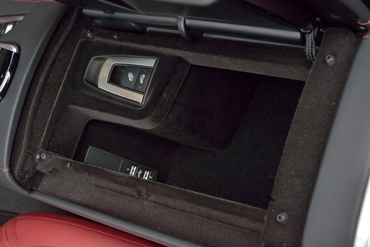 運転席と助手席の間にある小物入れ。ルーフの開閉スイッチ（写真左上）とUSBスロット（同左下）も同じスペース内に設けられている。