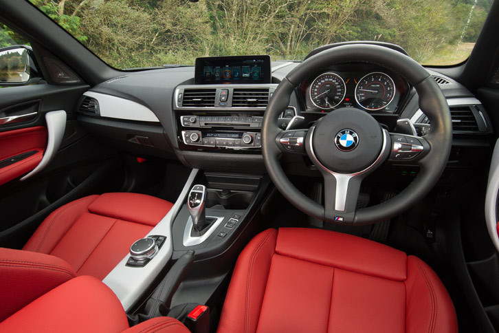 インストゥルメントパネルまわりの意匠は基本的に他のグレードと共通。テスト車には赤と黒のツートン内装が用いられていた。