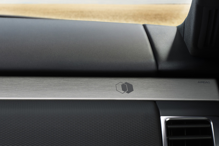 ドアピラーバッジとトレッドプレート、インテリアフィニッシャーには六角形を組み合わせた「ジェミナイ」専用グラフィックが備わる。