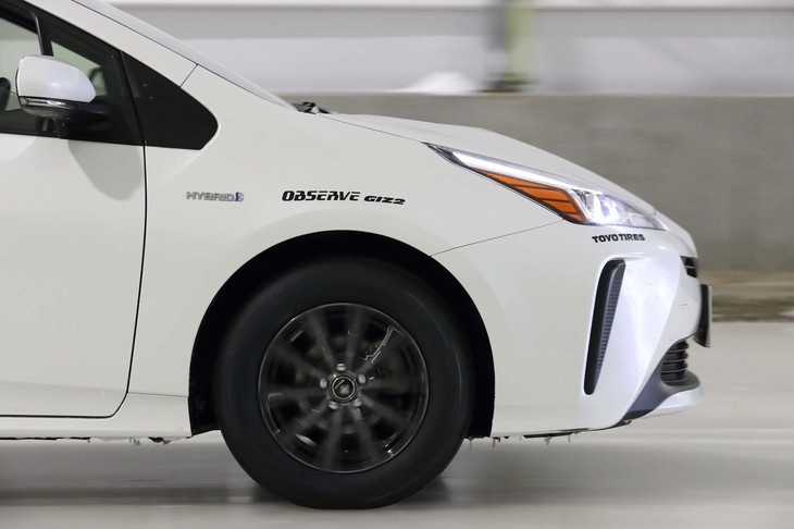 氷上で40km/hからフルブレーキングした際の制動距離は、従来品よりも8％短縮されている。