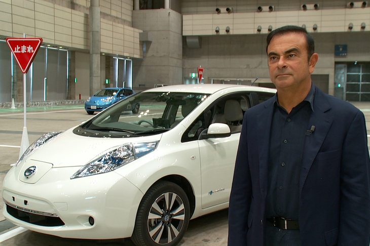 ゴーン体制19年の間に、自動車の自動運転技術開発も大きく前進。日産も運転支援システム「プロパイロット」搭載モデルを順次リリースしている。写真は2013年、最先端IT・エレクトロニクスの見本市「CEATEC JAPAN 2013」において、自動運転の実験車両に試乗したゴーン氏。