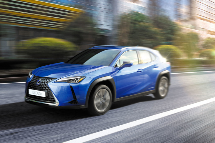 2020年10月22日に国内導入が発表された「レクサスUX300e」。