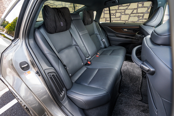 水素タンクは後席の座面下とセンタートンネルにT字型に搭載されている。フカフカのヘッドレストは「セダン」専用装備だ。