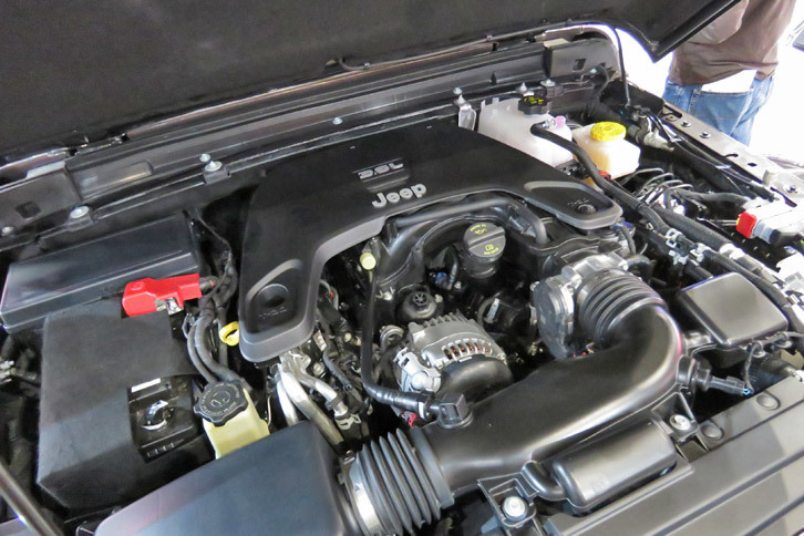 ジープ・ラングラー アンリミテッド サハラ（エンジンルーム）
