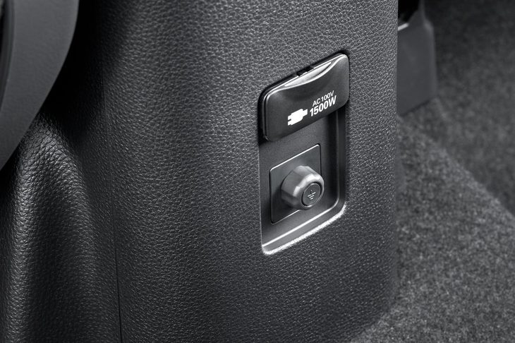 フロントセンターコンソールの背面にはAC100V・1500Wの非常時給電システム付きアクセサリーコンセントが標準装備される。