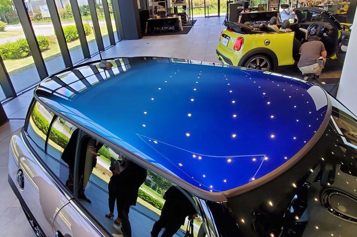 オプションの「マルチトーンルーフ」は「ソール・ブルー」「パーリー・アクア」「ジェット・ブラック」の3色で構成される。