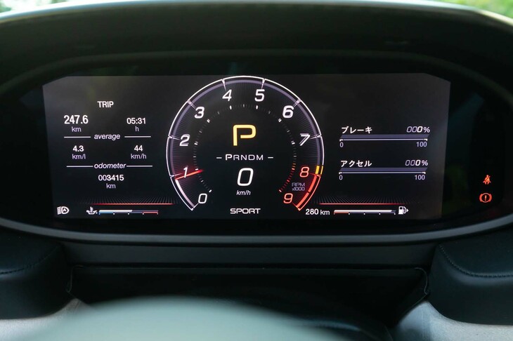 エンジン回転計を中心に据えた「スポーツ」モードのメーター画面。ブレーキペダルとアクセルペダルの開度も視覚化される。