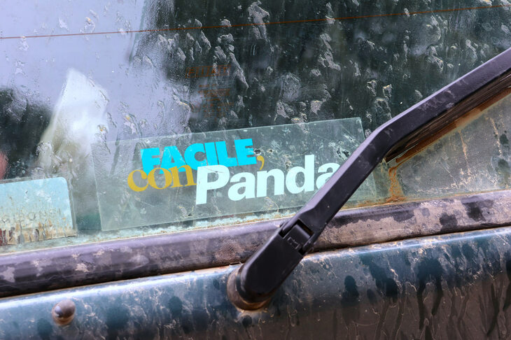 リアウィンドウには新車当時のスローガン「Facile, con Panda（パンダとなら簡単）」のステッカーが。
