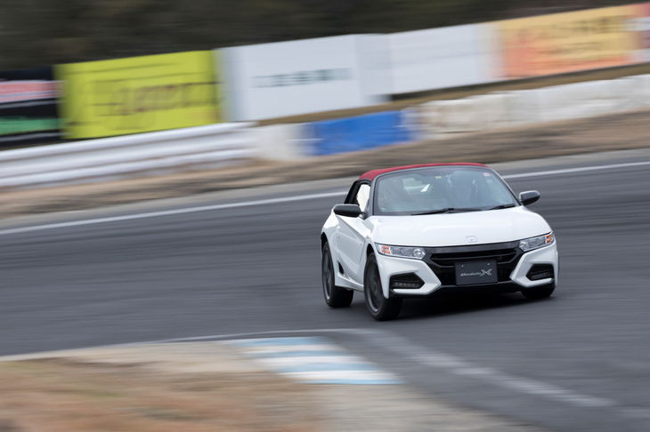 「ヴェゼル モデューロX」の試乗の後は、「S660モデューロX」を使用した土屋圭市氏のドライビング同乗体験も実施。参加者は、ドリフトを駆使する土屋氏の豪快な走りを、助手席で楽しむことができた。