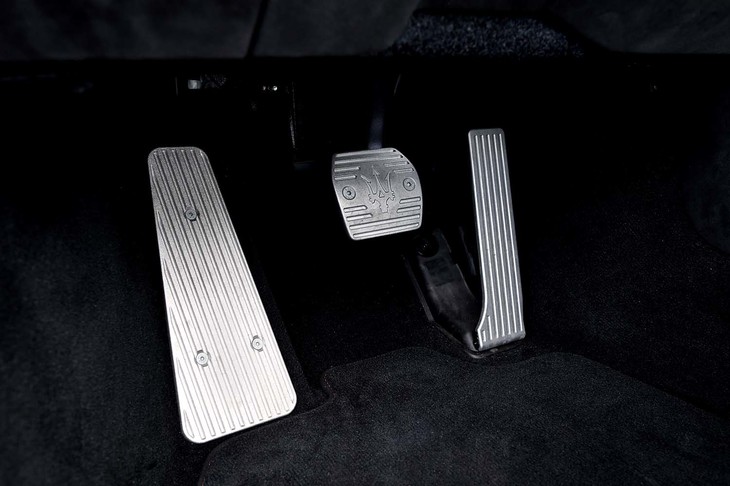 ペダルのレイアウトはご覧のとおり。ブレーキペダル（写真中央）はエンブレムの型押しとなっている。