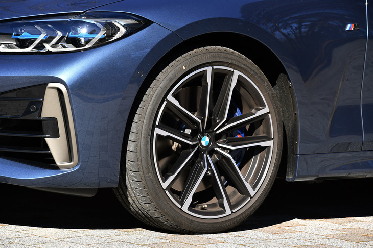 19インチのアロイホイールや、Mスポーツブレーキ、Mアダプティブサスペンションなどからなる「M440i xDrive」の足まわり。「420i Mスポーツ」でも選択可能だが、24万9000円のオプション代が必要となる。