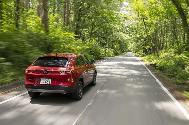 サスペンションはフロントがストラット式でリアがド・ディオン式。先代モデルからブッシュが改良されたほか、各所のフリクション低減が図られている。