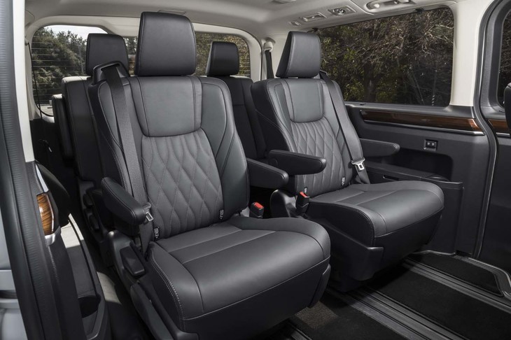 準特等席の3列目には「リラックスキャプテンシート」を搭載。背もたれと座面は2列目と同じに見えるが、ヘッドレストやアームレストは簡素になっている。