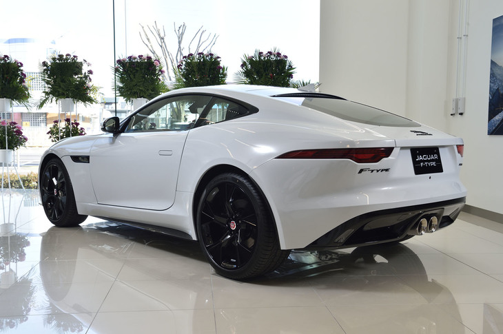 「F-TYPE HERITAGE V6 EDITION」は、日本市場におけるジャガー最後の3リッターV6エンジン搭載モデル。エンジンサウンドをより楽しめるよう、アクティブスポーツエキゾーストシステムが標準装備される。