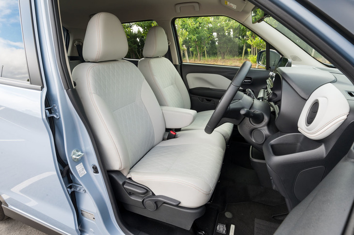 内装色は黒が標準だが、オプションで用意される合成皮革／ファブリックのコンビシートを選択すると、ライトグレーとなる。