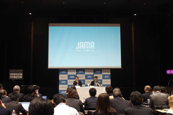 定例会見会場の様子。