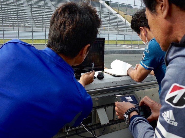 午後の走行はプロフェッショナルシリーズ専有走行から。専有走行では全車トランスポンダー（計測機）を搭載して走行するため、周りの状況を知ることができます。メカニックさんが見ているタイミングモニターは、1周のタイムだけでなく1周を3つの区間に分けたセクタータイムをチェック可能。走行しているクルマの状況をより細かく把握できます。