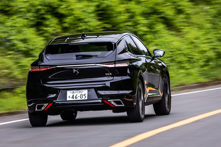 「リヴォリ」グレードの外板色は、今回の試乗車がまとっていた「ノアールペルラネラ」（7万1500円の有償色）を含む全5色から選択できる。