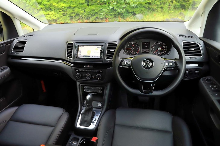 インストゥルメントパネルは、ガソリンエンジン車と基本的には同一となるデザイン。2019年10月の仕様変更で、ナビゲーションシステムやETC 2.0対応車載器、USB デバイス接続装置などが標準装備された。