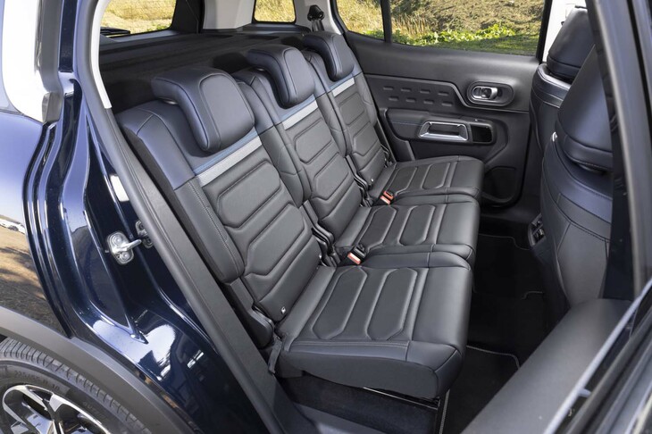 後席は3座独立タイプ。個別にリクライニングと座面のスライドが可能。