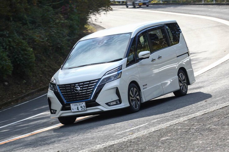 パフォーマンスダンパー装着車では、コーナリング中の操舵感覚はスッキリし、車体の応答性もよくなった印象。それは、ヤマハの狙いどおりの効果とのことだった。