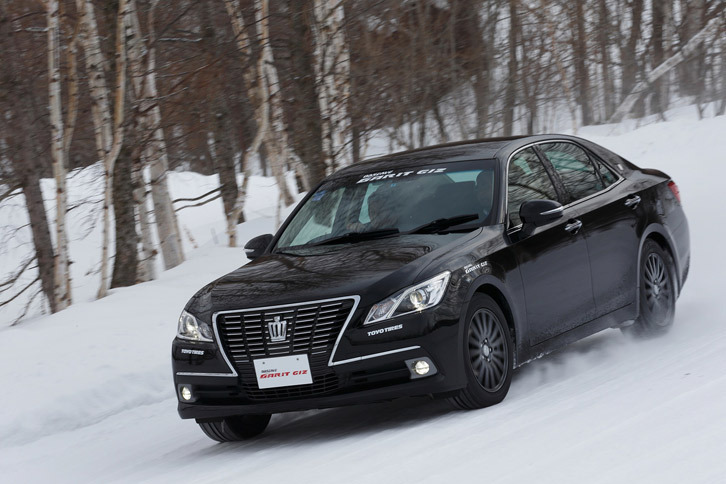 アップダウンのある外周路を走る「トヨタ・クラウン」。