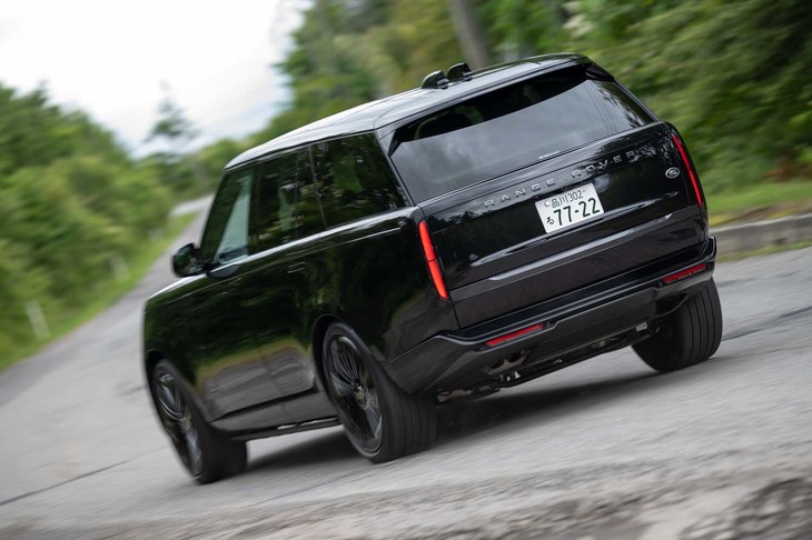 4.4リッターV8ターボエンジンは最高出力530PS、最大トルク750N・mを発生。0-100km/h加速のタイムは4.6秒を誇る。