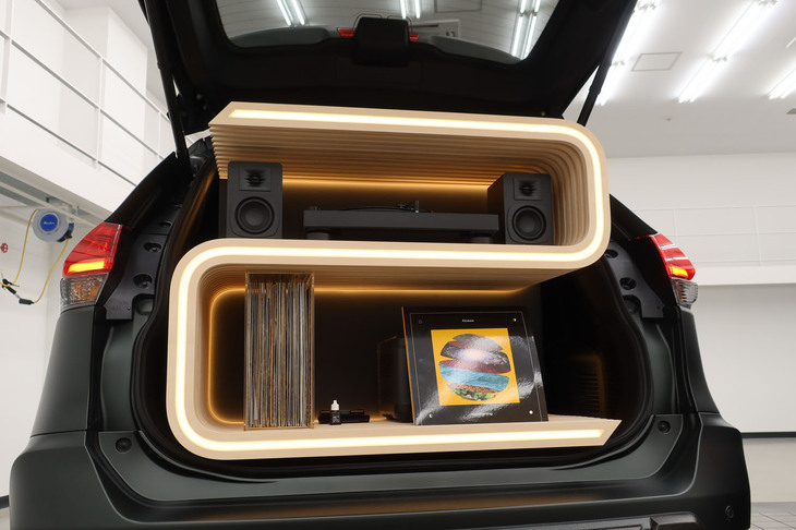 日産エクストレイル リマスタードコンセプト（ラゲッジスペースに配置されたオーディオテクニカのアナログレコード機器）