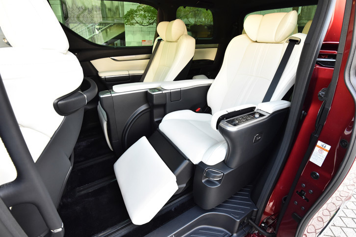 エグゼクティブラウンジシートを最も後方に下げた様子。ひざから足先までをサポートするオットマンは、140mmの範囲で伸縮可能。