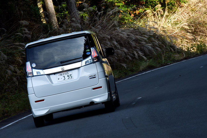 車両重量は990kgと、マイルドハイブリッド車の40kg増に抑えている。