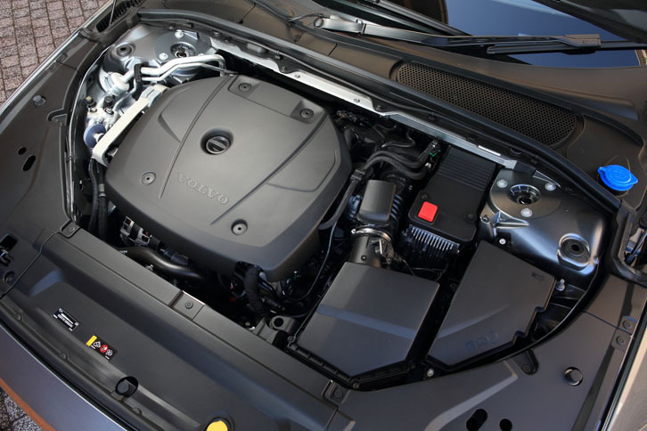 
	「V90 T6 AWD インスクリプション」のエンジン。2200rpmから40.8kgmの最大トルクを発生する。
	