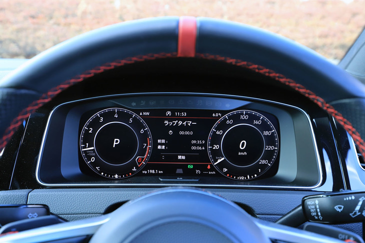 「GTI TCR」には、デジタルメータークラスター“Active Info Display”（写真）やダイナミックライトアシスト、ダイナミックコーナリングライト、ダークテールランプ／LEDテールランプがセットとなる「テクノロジーパッケージ」が標準装備される。