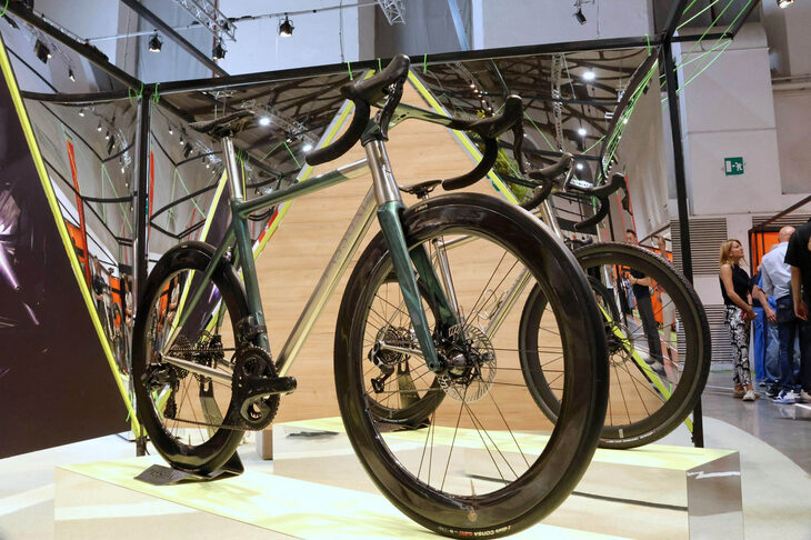 ハンドメイド・チタンのフレームを得意とするパッソーニのグラベルバイク「ヴィンチ」。