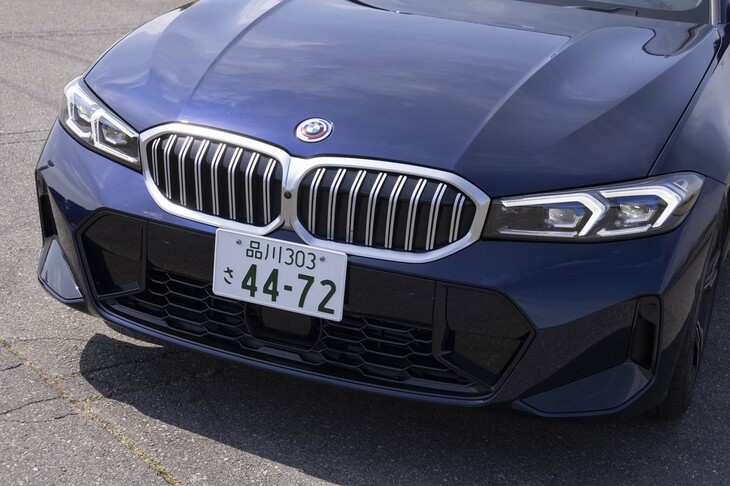 ヘッドランプは下部にあったくぼみがなくなり、よりスムーズな四角形に。キドニーグリルの縦桟がダブルバーになったほか、バンパー下部の開口が大きくなった。