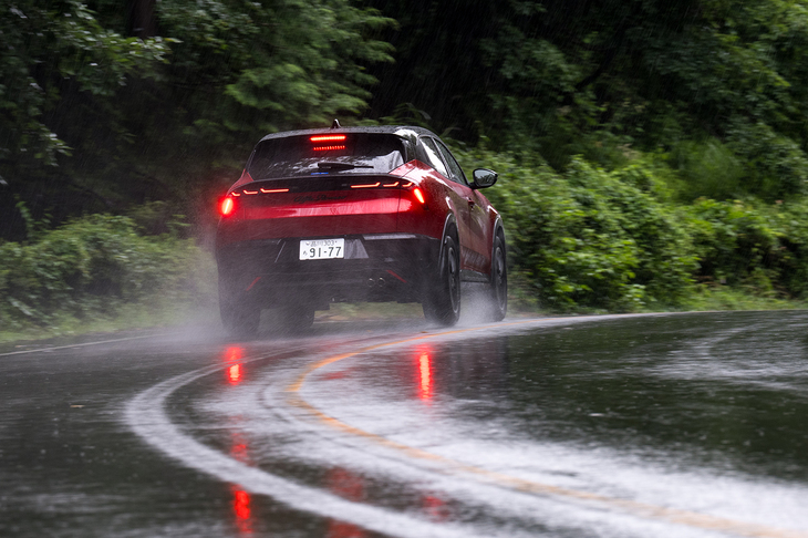 シャシーはステランティス グループのコンパクトモデル向けの「e-CMP」。「フィアット600」「ジープ・アベンジャー」など、よく似たメカニズムを持つクルマが多い。