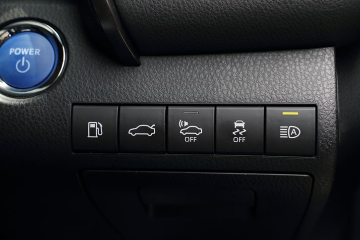 運転席の右前方には、給油口およびトランクのオープナーや、ハイビームとロービームを自動で切り替える「オートマチックハイビーム」のスイッチが並ぶ。