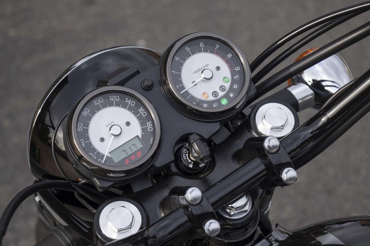 計器盤は、黒色酸化皮膜処理を施されたステンレス製メーターリングと、「メグロ」ロゴが特徴的。