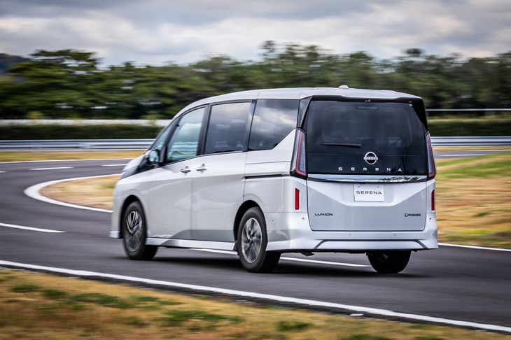 「セレナe-POWERルキシオン プロトタイプ」の走行シーン。