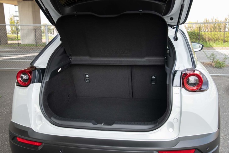 ラゲッジスペースの容量は「CX-30」に30リッターだけ譲る400リッター。機内持ち込みサイズのスーツケースを4個積めるという。