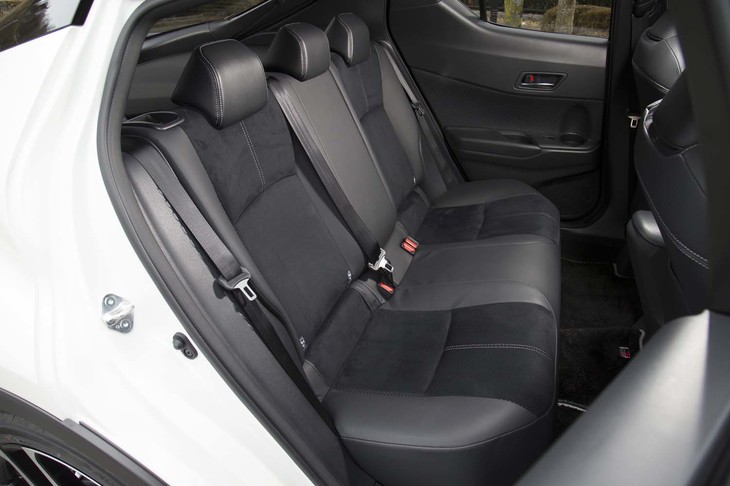 後席も前席と同様、ブラック基調のコンビタイプとなる。「GR」エンブレム入りのフロアマットは2万4200円の販売店オプション。