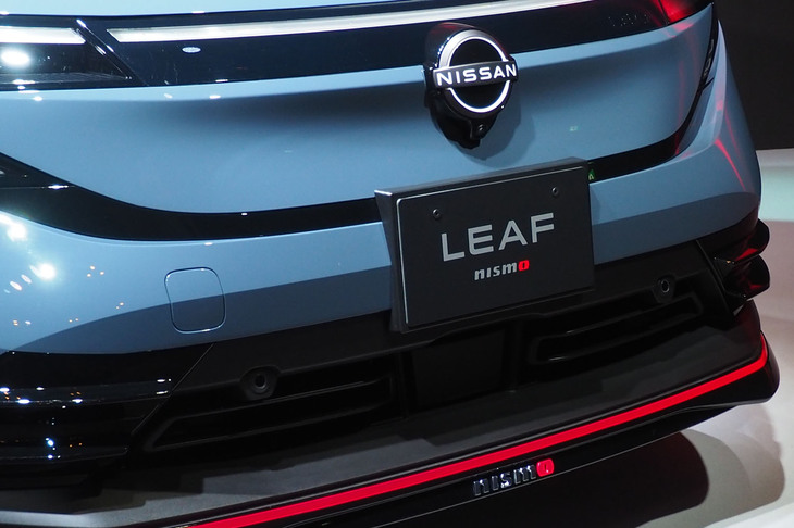 グリルレスのフロントフェイスは、電気自動車ならではのデザイン。フロントスポイラーの下端は「アルテリア マグマ」と呼ばれるレッドのアクセントでドレスアップされている。