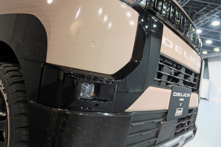 三菱デリカミニ × Coleman（フロントグリル装飾「ダイナミックシールド」）