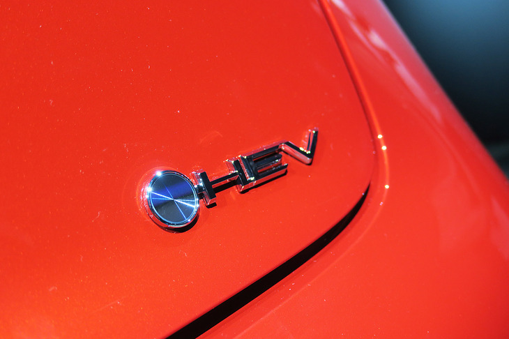 トヨタ・プリウス2.0L HEVプロトタイプ（「HEV」バッジ）