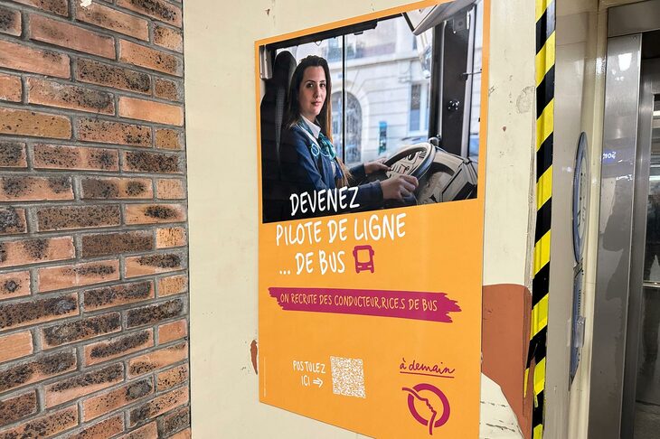 バス運転士の人材不足は、いずこも同じ。パリ交通営団（RATP）による募集広告が鉄道駅に貼られていた。運転士の一般的呼称である「conducteur／conductrice」ではなく、「pilote（パイロット）」の語を用いて、関心をひこうとしている。