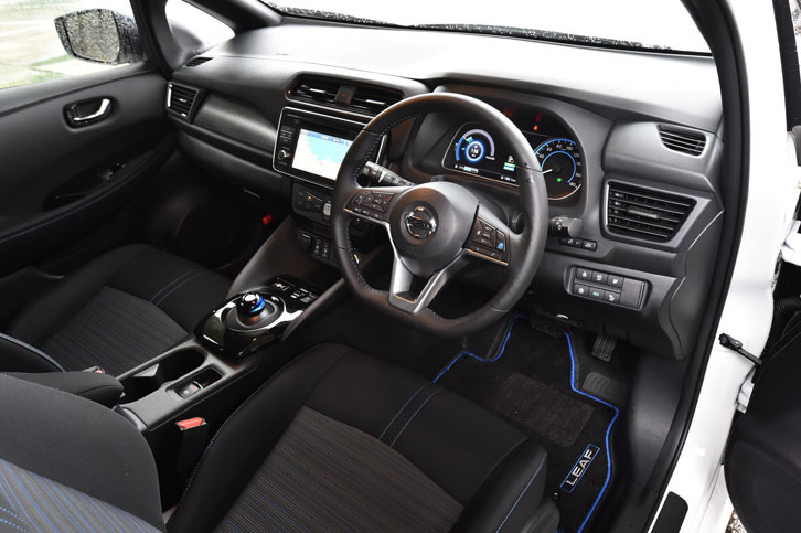 ダッシュボードやシート、ステリングホイールには、日産のEVであることを表現するブルーのステッチが施される。