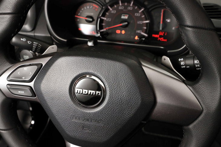 ステアリングホイールには、オーディオのコントローラー以外にスイッチ類は配されていない。CVT車にはシフトパドルが標準装備される。